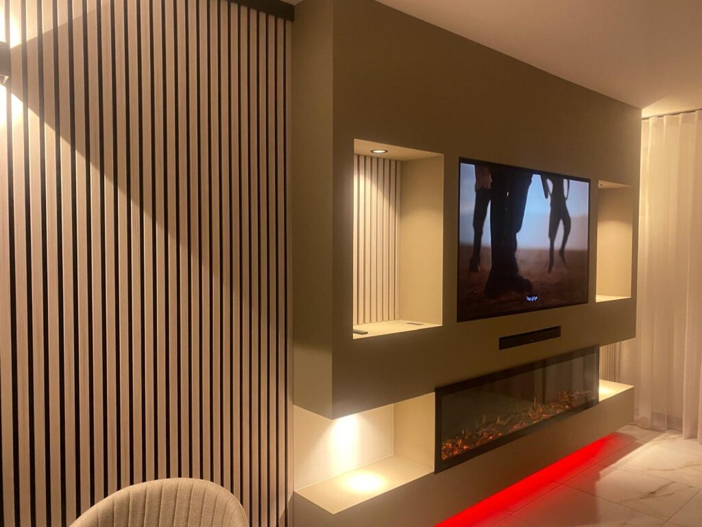 Op maat gemaakte Cinewall Wij verzorgen complete afwerkingen: cinewalls, wanden, plafonds, schilderwerk en stucwerk, allemaal met oog voor detail.